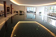 Innenpool mit 28 Grad im Acquapura SPA des Falkensteiner Schlosshotel Velden am Wörthersee (©Foto: Martin Schmitz)